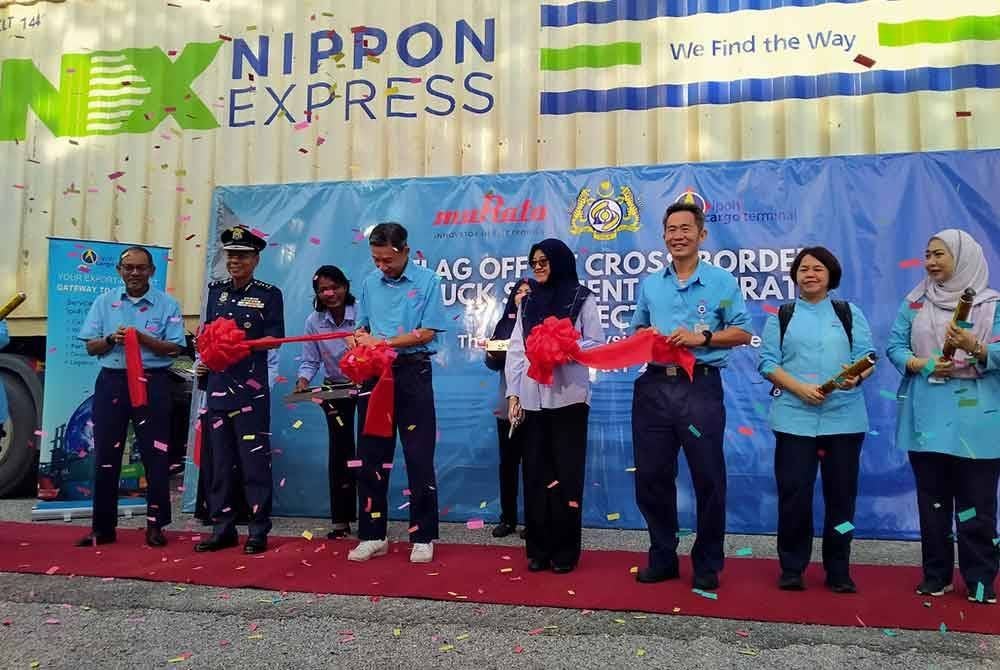 Yukio (empat dari kiri) bersama-sama Abdul Ghafar (dua dari kiri) dan Rosnawati (empat dari kanan) ketika menyempurnakan Majlis Pelepasan Pertama Penghantaran Trak Rentas Sempadan Murata Electronic di ICT, Ipoh pada Rabu.