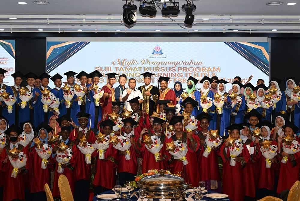 Seramai 110 pelajar yang mengikuti program kemahiran asas teknologi maklumat (IT) bergambar dalam Majlis Penganugerahan Sijil Tamat Kursus Program LIT dan LITs di Dewan Banquet, MBPJ, Petaling Jaya pada Rabu.