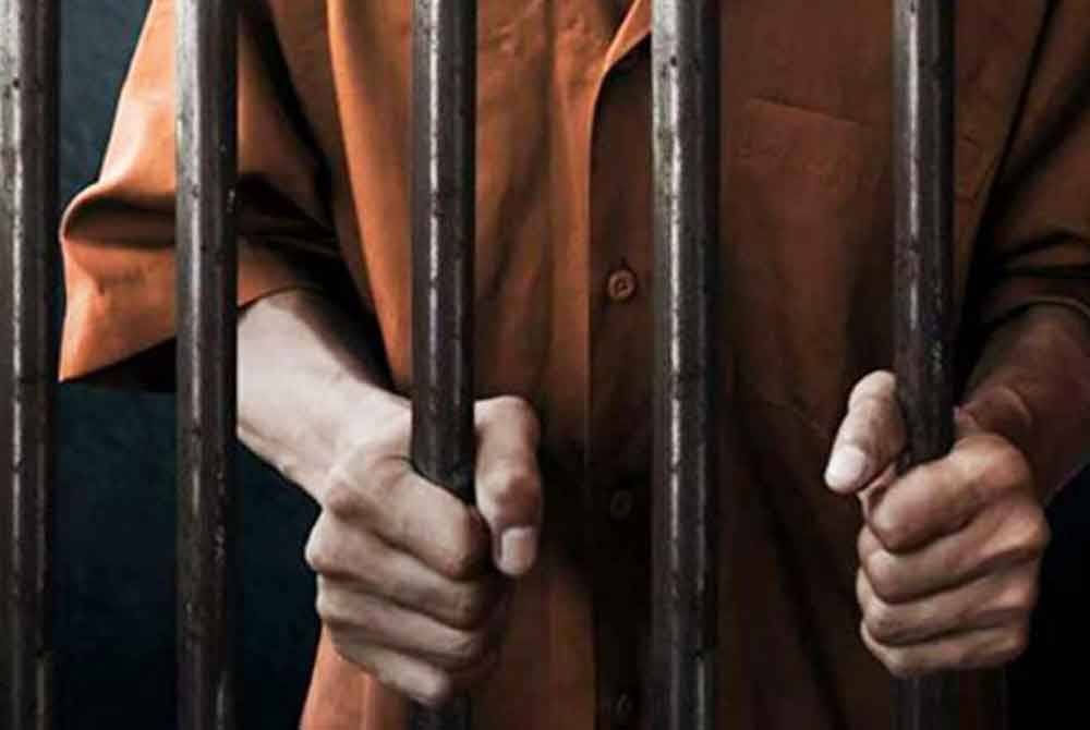 Dua lelaki warga Indonesia dijatuhi hukuman penjara lima tahun dan satu sebatan oleh Mahkamah Sesyen di sini pada Rabu selepas mengaku bersalah merompak beg duit milik seorang wanita warga emas, dua minggu lepas. Gambar hiasan