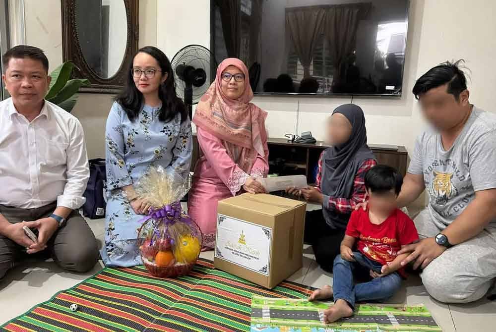Anfaal (tiga dari kiri) menziarahi keluarga yang kehilangan bayi berusia empat bulan meninggal dunia di sebuah taska tidak berdaftar dalam kejadian 3 Januari lalu.