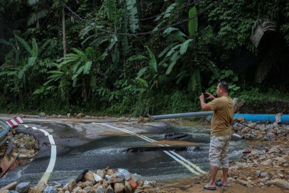 Kerja-kerja pembaikan jalan rosak akibat banjir ekoran MTL di beberapa negeri terjejas akan bermula seawal bulan ini. Gambar fail Bernama