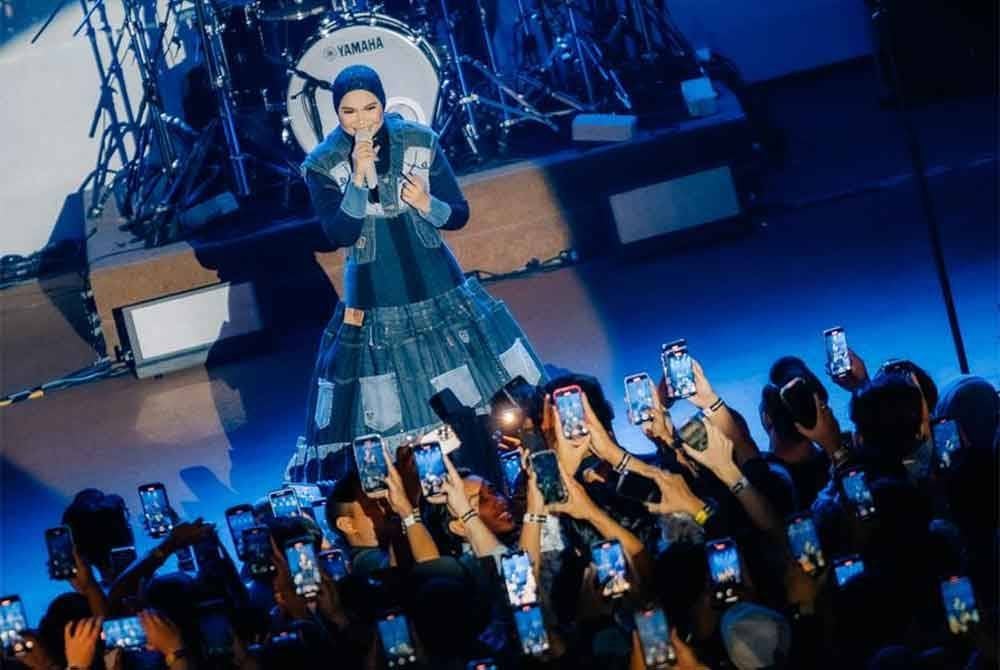 Komposer dan penyanyi ini dilihat beberapa kali menyeka air mata ketika melakukan persembahan.