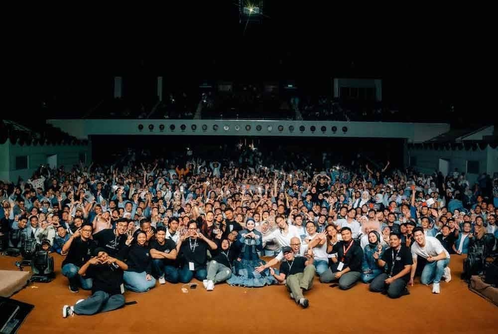 Aina terharu dengan sokongan padu yang diberikan peminat setianya.