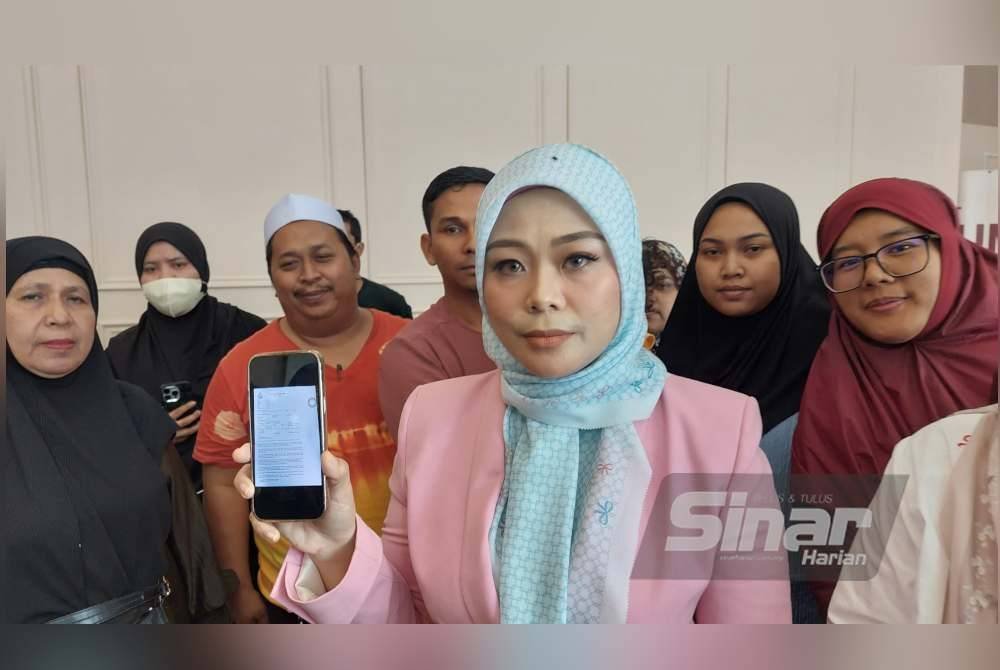 Ena menunjukkan laporan polis yang telah dibuat oleh jemaah pada Selasa.