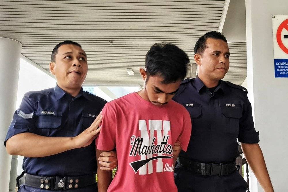 Muhammad Hidayat (tengah) ketika dibawa keluar di Mahkamah Majistret di Melaka pada Rabu atas dua pertuduhan khianat.