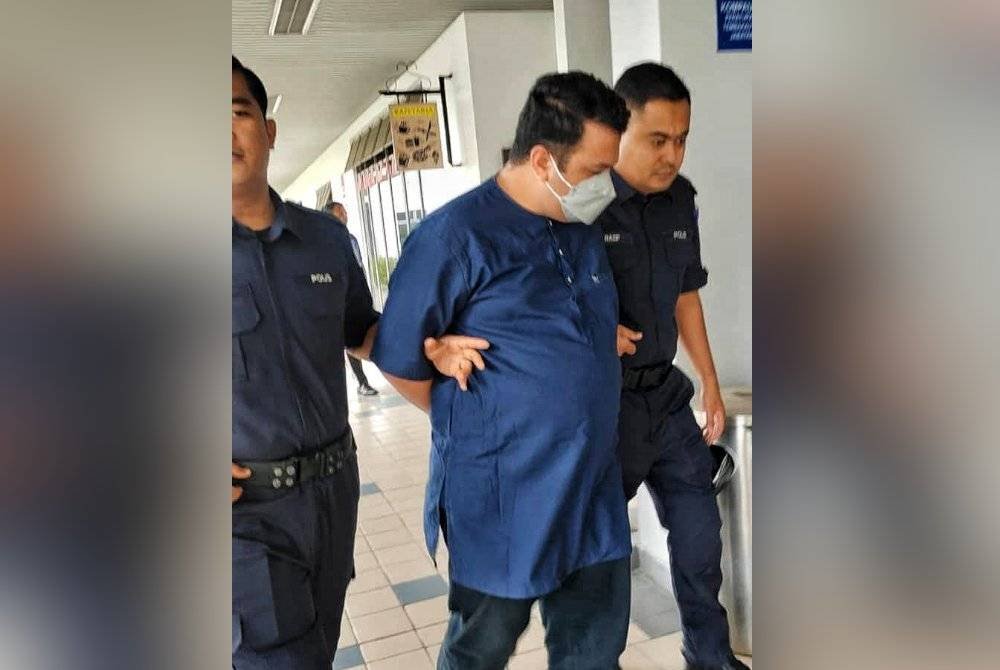 Mohamad Fuad (tengah) mengaku tidak bersalah atas dua pertuduhan melakukan amang seksual fizikal.