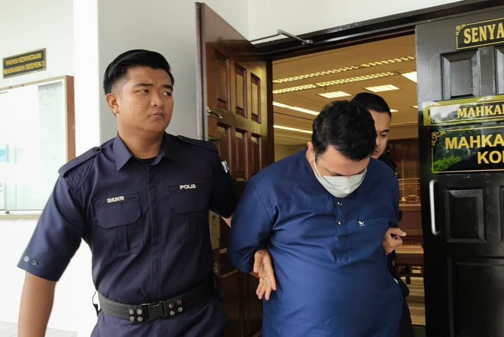 Mohamad Fuad (tengah) didakwa atas lima pertuduhan melakukan amang seksual fizikal terhadap dua pelajar lelaki.