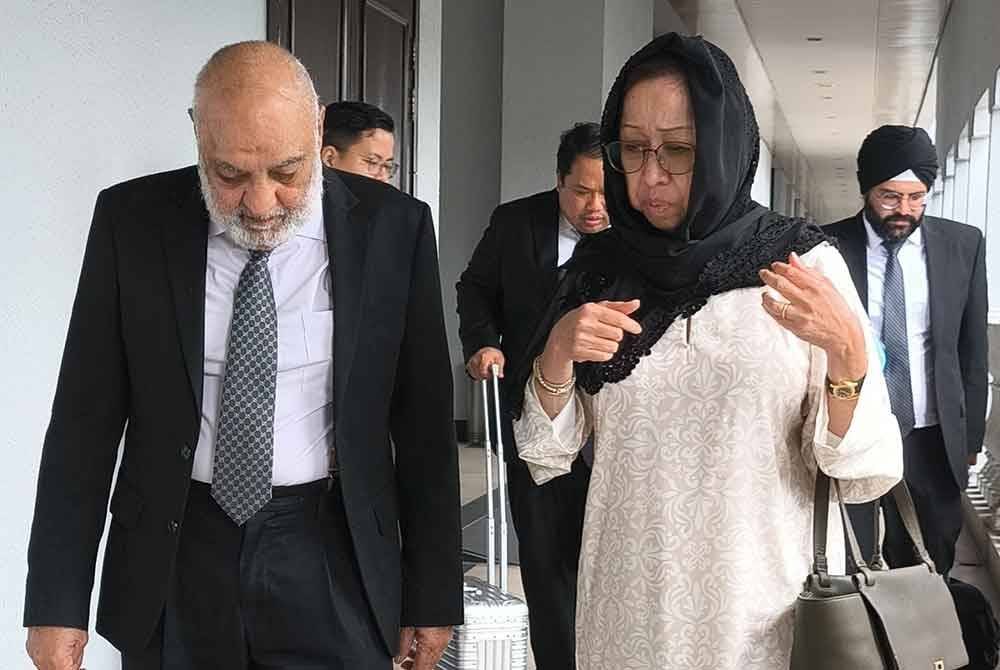 Na'imah (dua dari kanan) hadir ke Mahkamah Sesyen Kuala Lumpur pada Rabu bagi prosiding pendengaran permohonan merujuk persoalan undang-undang berhubung pertuduhan yang dihadapinya.