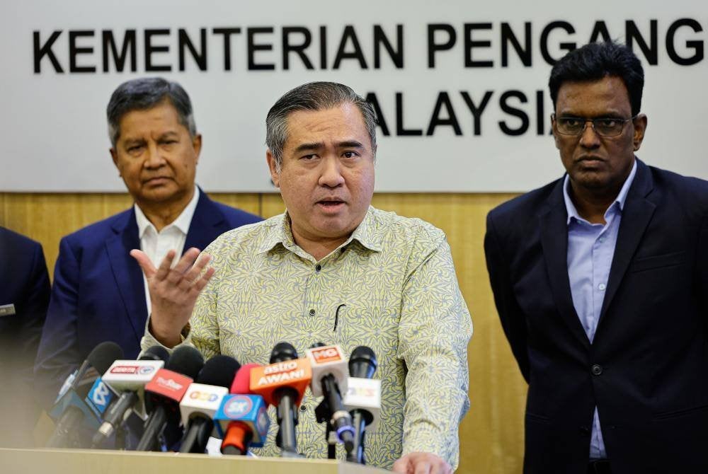 Anthony Loke (tengah) ketika Sidang Akhbar Statistik Suruhanjaya Penerbangan Malaysia (MAVCOM) 2024 di Kementerian Pengangkutan hari ini. Foto Bernama
