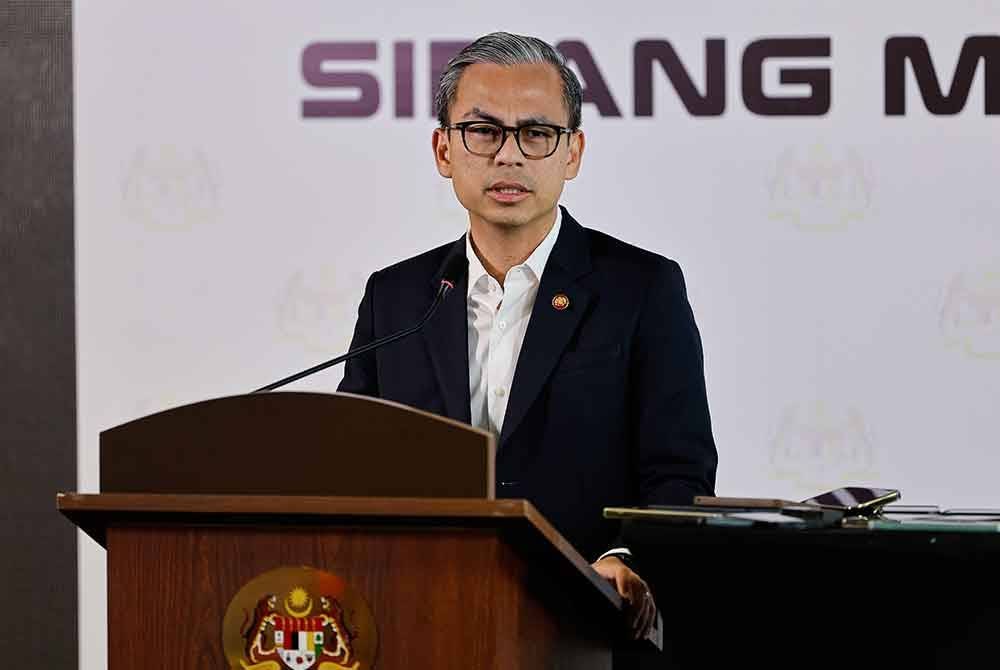 Menteri Komunikasi, Fahmi Fadzil merangkap jurucakap Kerajaan Perpaduan ketika sidang media mingguan Kabinet di Kementerian Komunikasi pada Rabu.
