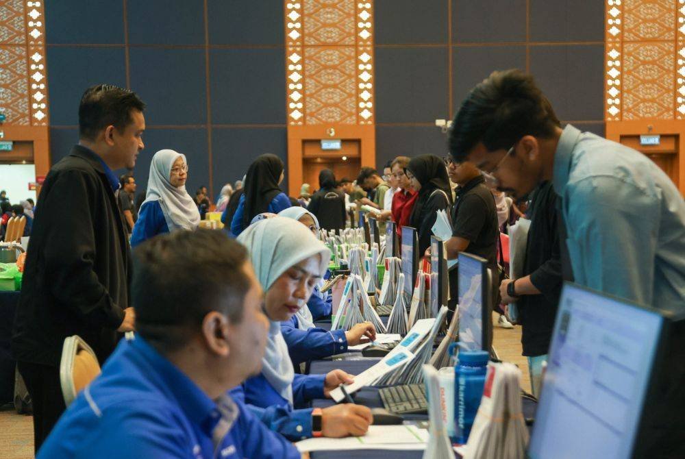 Dasar baharu ini memperuntukkan syarikat yang menggajikan ekspatriat di Malaysia untuk menyediakan penempatan latihan amali kepada pelajar IPT di seluruh negara - Gambar hiasan