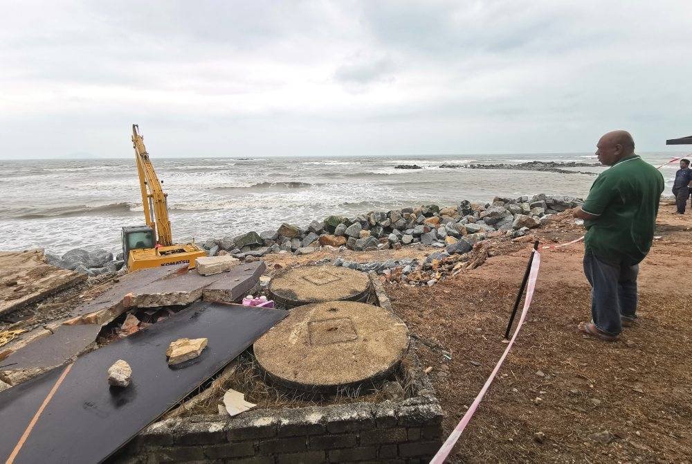 Mohd Yazit meninjau keadaan sekitar rumahnya di Kampung Tanjung, Batu Rakit di Kuala Nerus.