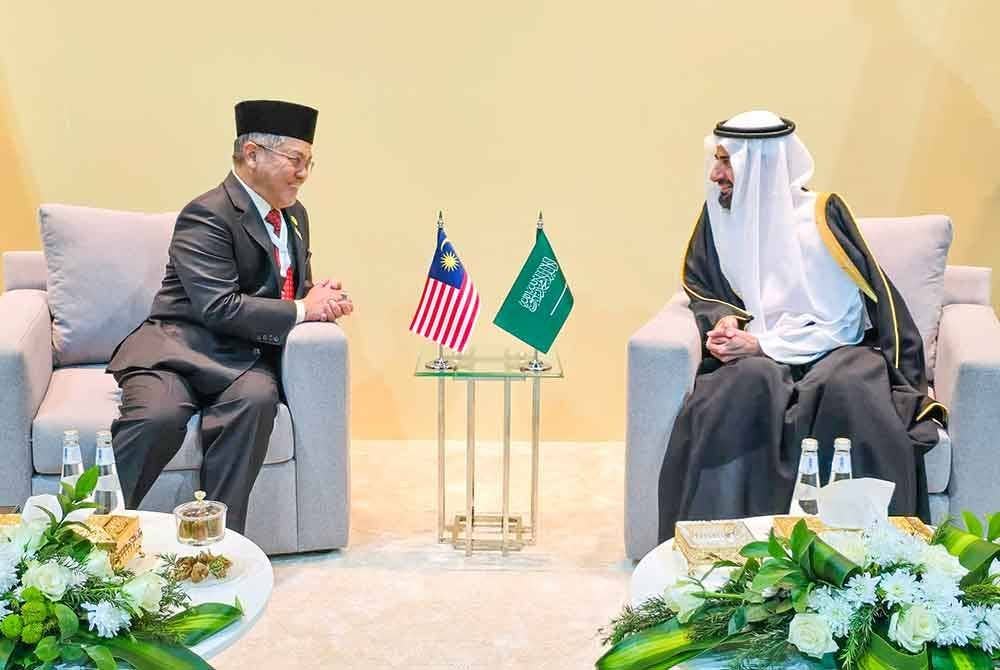 Mohd Na'im (kiri) bersama Tawfig selepas menandatangani Memorandum Urusan Haji.