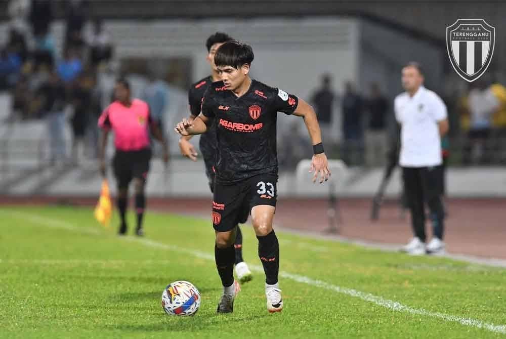 Akhyar menandatangani kontrak selama dua musim dengan Terengganu FC.