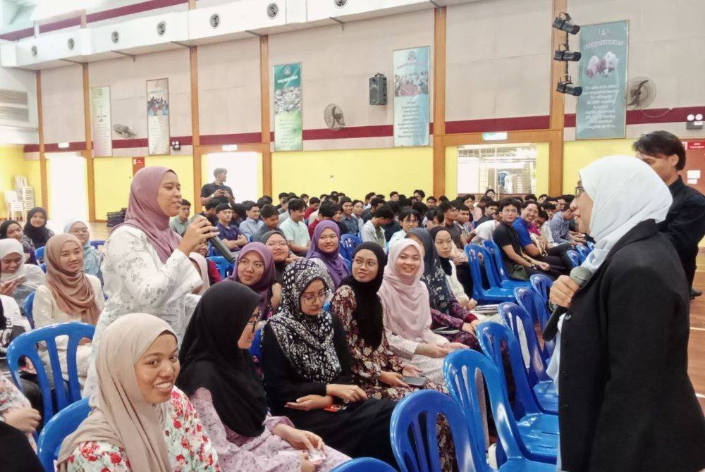 Suasana ketika sesi ceramah pada program berkenaan.