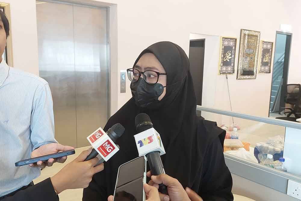 Umi Munawaraz ketika dalam sidang media pada Rabu