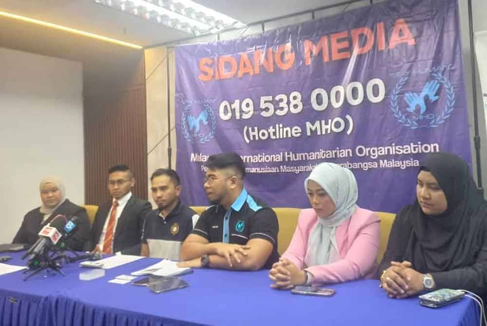 Mohd Syahril (tiga dari kanan) ketika mengadakan sidang media dan perjumpaan bersama jemaah umrah terlibat pada Rabu.