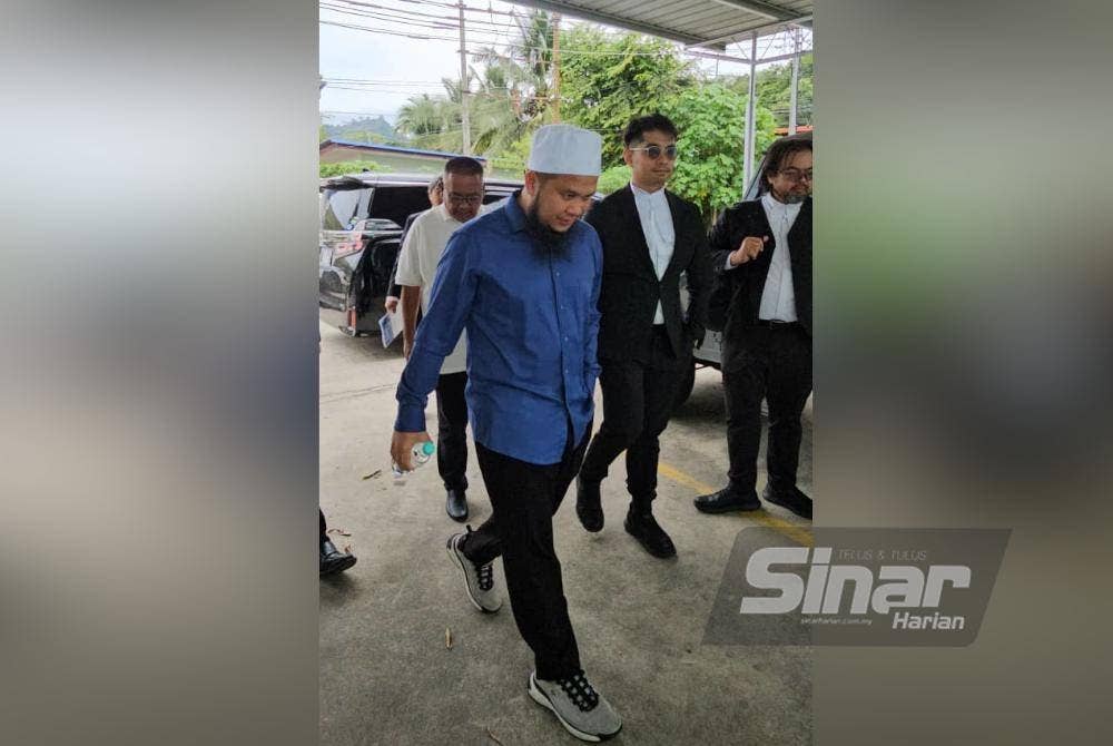 Ebit Lew diiringi barisan peguamnya ketika tiba di Mahkamah Majistret Tenom pada Rabu.
