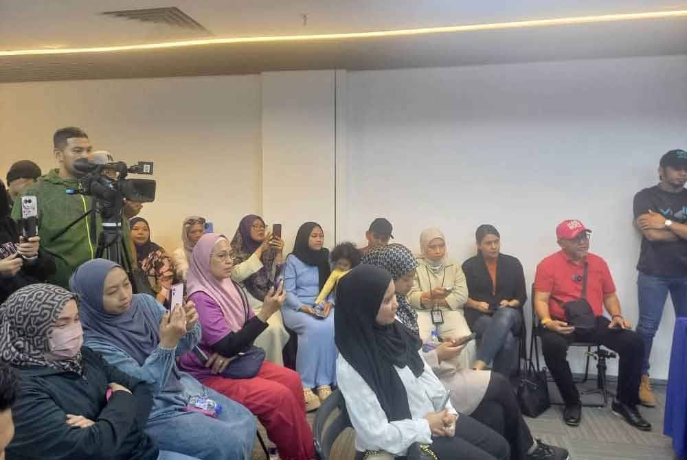 Antara jemaah umrah yang terkandas mendengar penjelasan daripada pihak Syarikat Umrah Hejira Travel & Tours Holding Sdn Bhd.