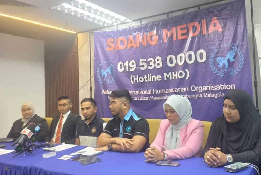 Mohd Syahril (tiga dari kiri) ketika sidang akhbar di Ibu Pejabat Pertubuhan Kemanusiaan Masyarakat Antrabangsa Malaysia pada Rabu.