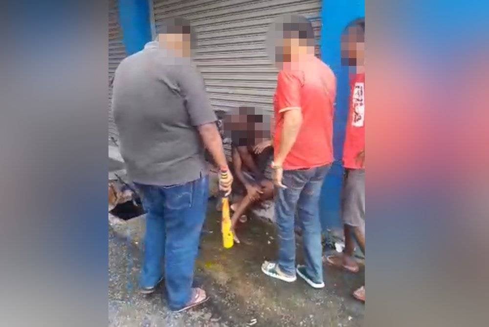 Rakaman video tular memaparkan mangsa dipukul sekumpulan lelaki di Semenyih pada 29 Disember lalu.