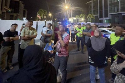 Jemaah berkampung di pekarangan syarikat setakat jam 12 tengah malam Selasa. Foto ihsan mangsa.