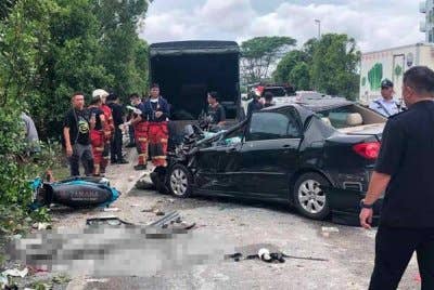 Seorang remaja lelaki berusia 16 tahun ditahan kerana dipercayai memandu kereta tanpa lesen dan mengakibatkan kemalangan yang meragut lima nyawa di Jalan Stutong Baru tengah hari tadi.