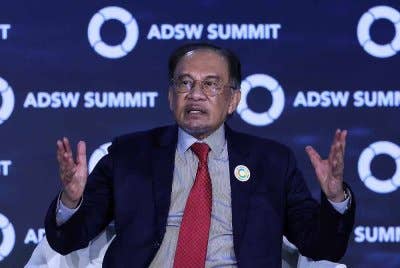 Perdana Menteri Datuk Seri Anwar Ibrahim bercakap pada Plenary Session sempena Minggu Kelestarian Abu Dhabi (ADSW) 2025 di Pusat Pameran Kebangsaan Abu Dhabi (ADNEC), pada Selasa. Foto Bernama
