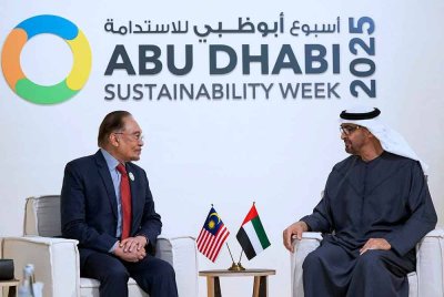 Perdana Menteri Datuk Seri Anwar Ibrahim (kiri) ketika kunjungan hormat ke atas Presiden Emiriah Arab Bersatu (UAE) yang juga Pemerintah Abu Dhabi Sheikh Mohamed bin Zayed Al Nahyan pada Minggu Kelestarian Abu Dhabi (ADSW) 2025 di Pusat Pameran Kebangsaan Abu Dhabi (ADNEC), pada Selasa. Foto Bernama