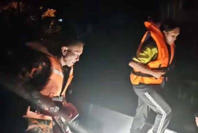 Anggota bomba membantu memindahkan calon peperiksaan SPM dari kediamannya di rumah panjang ke asrama sekolah.