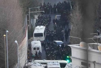 Penyiasat CIO serta polis ketika di hadapan kediaman Yoon di Seoul, Korea Selatan. Foto AP