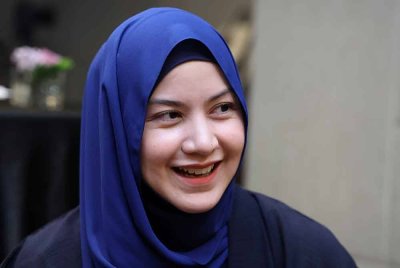 Pelakon Lisa Surihani ketika sesi temubual selepas majlis pengumuman persembahan tiga ahli Kumpulan KRU pada sidang media Konsert Gen KRU di sebuah hotel. Foto Bernama