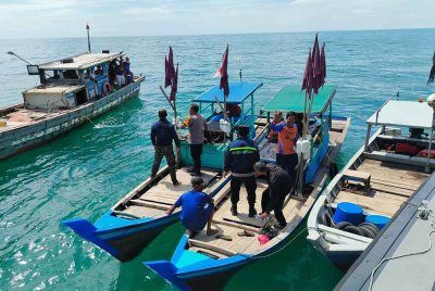 Bot milik nelayan tempatan yang hanyut ke perairan Pulau Bengkalis, Indonesia minggu lalu diserahkan kepada Maritim Malaysia. Foto Maritim Malaysia