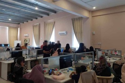 Jemaah berada di syarikat pengendali umrah ketika ini bagi mengetahui status pemberian semula wang mereka