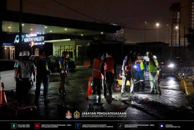 Penguat kuasa DBKL dengan kerjasama Lembaga Pembangunan Industri Pembinaan Malaysia telah melakukan pemeriksaan terhadap kontraktor mengorek jalan dalam operasi pada Sabtu lalu. FOTO: DBKL