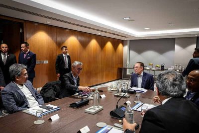 Perdana Menteri, Datuk Seri Anwar Ibrahim ketika mesyuarat pramajlis sempena lawatan kerja lima hari ke United Kingdom, bermula pada Rabu. Foto Bernama