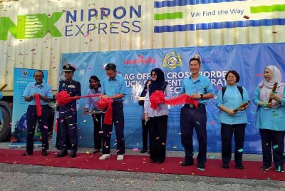 Yukio (empat dari kiri) bersama-sama Abdul Ghafar (dua dari kiri) dan Rosnawati (empat dari kanan) ketika menyempurnakan Majlis Pelepasan Pertama Penghantaran Trak Rentas Sempadan Murata Electronic di ICT, Ipoh pada Rabu.