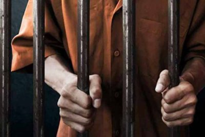 Dua lelaki warga Indonesia dijatuhi hukuman penjara lima tahun dan satu sebatan oleh Mahkamah Sesyen di sini pada Rabu selepas mengaku bersalah merompak beg duit milik seorang wanita warga emas, dua minggu lepas. Gambar hiasan