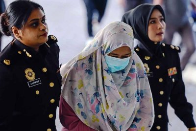 Pengarah Jabatan Teknologi Maklumat MBDK, Nor Hasyimah mengaku tidak bersalah di Mahkamah Sesyen di sini pada Rabu, atas pertuduhan menerima suapan berjumlah RM3,500, enam tahun lepas. Foto Bernama