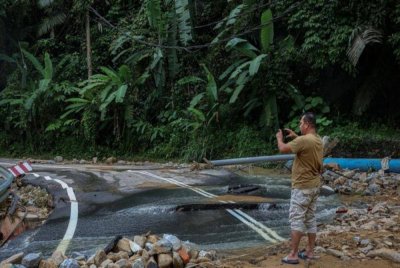 Kerja-kerja pembaikan jalan rosak akibat banjir ekoran MTL di beberapa negeri terjejas akan bermula seawal bulan ini. Gambar fail Bernama