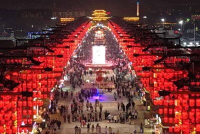 Pelancong asing dialu-alukan datang ke China untuk bersama-sama menyambut TBC, menjelajah dan menghormati cita rasa negara ini yang berunsurkan 'Tahun Ular' dalam suasana meriah - Foto: Agensi