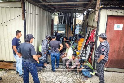 Sebahagian daripada lelaki warga Myanmar dan Bangladesh yang ditahan di lima premis di tapak pembinaan bangunan kediaman dalam Op Sapu semalam. - Foto: FB Imigresen Terengganu