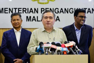 Anthony Loke (tengah) ketika Sidang Akhbar Statistik Suruhanjaya Penerbangan Malaysia (MAVCOM) 2024 di Kementerian Pengangkutan hari ini. Foto Bernama