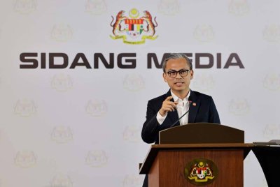 Menteri Komunikasi Fahmi Fadzil merangkap jurucakap Kerajaan Perpaduan ketika sidang media mingguan Kabinet di Kementerian Komunikasi pada Rabu. Foto Bernama