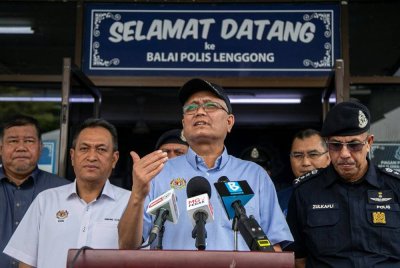 Shamsul Anuar menjawab pertanyaan wartawan selepas majlis Penyerahan Kuarters dan Bot Polis Kg Beng Lenggong di Balai Polis Lenggong hari ini. Foto Bernama