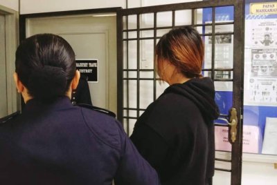 Remaja perempuan (kanan) dihadapkan ke Mahkamah Majistret Johor Bahru pada Rabu.