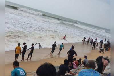 Orang ramai mengambil peluang mengutip kerang yang terdampar di pesisir Pantai Sura, Dungun. Foto Facebook Rohayati Mat Ripin