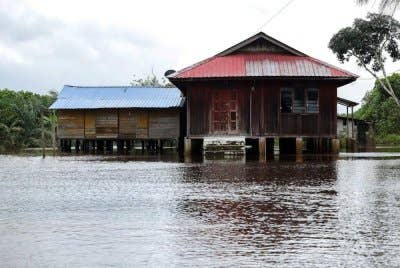 Keadaan kawasan rumah yang dinaiki air akibat banjir di Kampung Gembut, Tanjung Sedili berikutan hujan berterusan sejak 10 Januari lepas. Foto Bernama