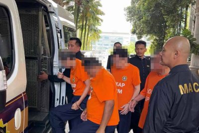 SPRM menahan reman lima individu disyaki terbabit dalam satu penipuan melibatkan dana pelaburan orang awam berjumlah RM104 juta.