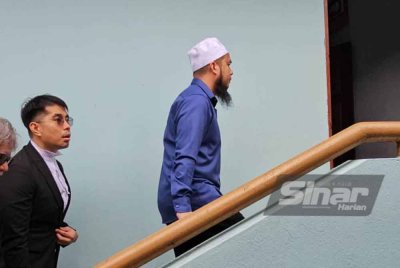 Ebit Lew (depan) ketika hadir di Mahkamah Majistret Tenom pada Rabu.